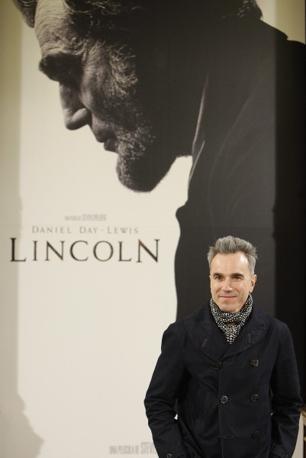 Daniel Day-Lewis con alle spalle il manifesto del film Lincoln. LaPresse